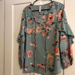 4 for $15 Flowy seafoam green top!